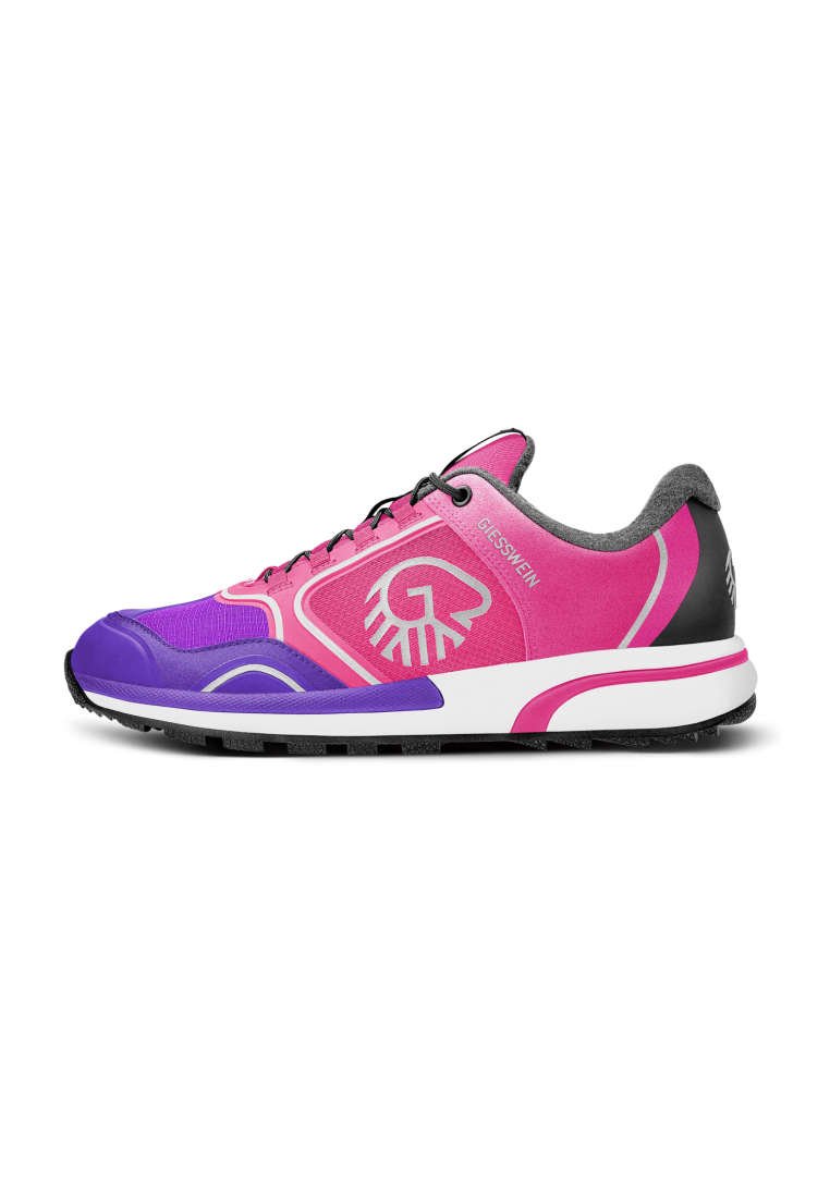 Sport Schuhe in Pink, Lila und Schwarz. Atmungsaktives Material, dicke Sohle, strukturierte Akzente und ein grafisches Logo an der Seite.