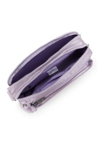 Jasnoliliowa saszetka Kipling z wieloma zamykanymi na zamek przegrodami, z materiałową metką w środku i małym brelokiem w kształcie pompona.