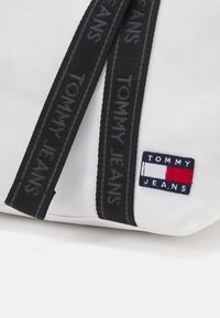 Tommy Jeans DAILY MINI  - Torba za nakupovanje - ancient white