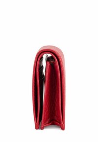 Czerwona skórzana portfelik, kompaktowy i złożony, z gładką fakturą, kontrastującym czarnym wnętrzem oraz wieloma kieszonkami na karty.