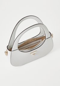 Borsa a tracolla bianca strutturata con finitura testurizzata, bordi scuri a contrasto, hardware dorato e un compartimento con zip all'interno.