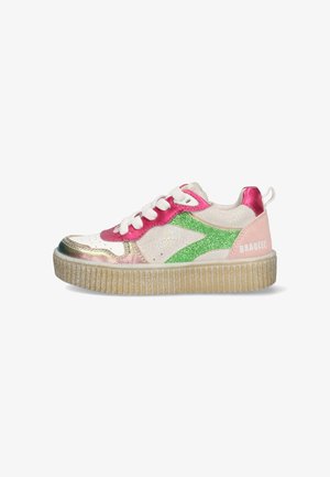 Mehrfarbige Sneaker mit weißem Grund, glitzernden grünen und pinken Akzenten, metallischen goldenen Details und einer strukturierten, hellen Sohle.
