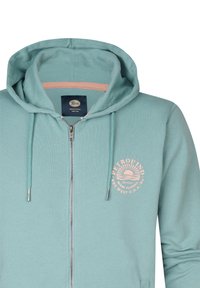 Světle tyrkysová mikina na zip s jemnou texturou, na levé hrudi s růžovým logem a kontrastním detailem vnitřní kapuce. Obsahuje nastavitelné šňůrky.