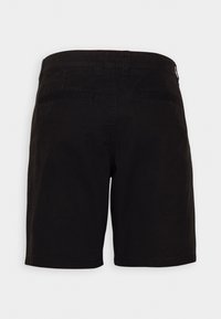 Černé kraťasy vyrobené z bavlny, s hladkým povrchem, rovného střihu a dvěma zadními kapsami s jemným stehem.