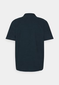 Kurzärmeliges, dunkelblaues Polohemd aus strukturiertem Stoff, mit klassischem Kragen und minimalistischem Design ohne Verzierungen.
