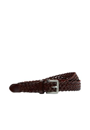 Ceinture en cuir tressé marron foncé avec boucle rectangulaire argentée, enroulée sur fond blanc.
