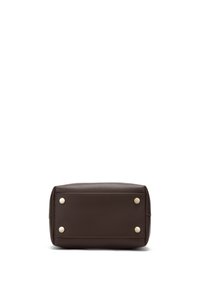 Base rectangulaire de sac en cuir marron foncé avec quatre clous ronds en métal, présenté sur un fond blanc.