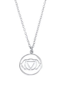 Collana d'argento con un pendente circolare dal design geometrico, sospeso a una delicata catena con anelli rotondi.