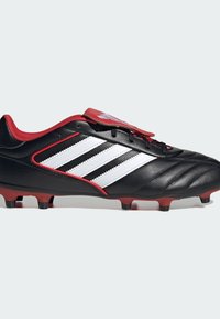 Sorte fodboldsko med røde detaljer, der har tre hvide striber, en tekstureret overdel og koniske nitter for bedre traction.