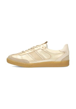 Zapatillas de cuero dorado claro con acentos de ante beige y una suela texturizada. Presenta cordones redondos, franjas laterales y un diseño de perfil bajo.