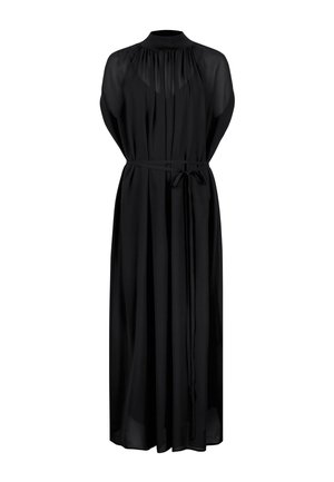 Długa czarna sukienka bez rękawów z marszczonym wysokim kołnierzem i cienkim paskiem związanym w talii, wykonana z lekkiego, przejrzystego materiału.