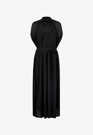 Długa czarna sukienka bez rękawów z marszczonym wysokim kołnierzem i cienkim paskiem związanym w talii, wykonana z lekkiego, przejrzystego materiału.