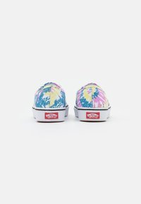 Tie-dye slip-on sko med et flerfarget mønster av blå, rosa og gul, med en hvit såle og Vans-logo på hælen.