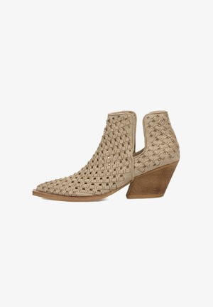Botín beige hasta el tobillo con diseño de ante tejido, punta afilada y tacón de madera apilada. Presenta recortes y una superficie texturizada.
