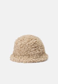 Lockig, beige bucket hat gjord av texturerad garn, med en mjuk, rund krona och en platt, bred skärm.