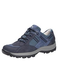 Chaussure de randonnée marine avec une combinaison de matériaux en daim et en maille, surface texturée, lacets ronds et semelle en caoutchouc robuste pour une meilleure adhérence.