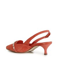 Scarpa con tacco slingback in suede corallo con punta affilata, caratterizzata da un decorativo dettaglio in perle argentate sulla parte anteriore e un tacco sottile.