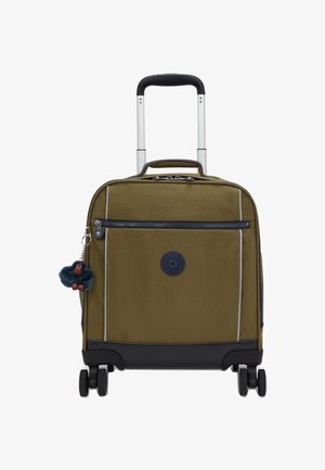 Maleta compacta con ruedas de color verde oliva, asa negra, bolsillo delantero con cremallera y un pequeño llavero de mono de peluche adjunto.