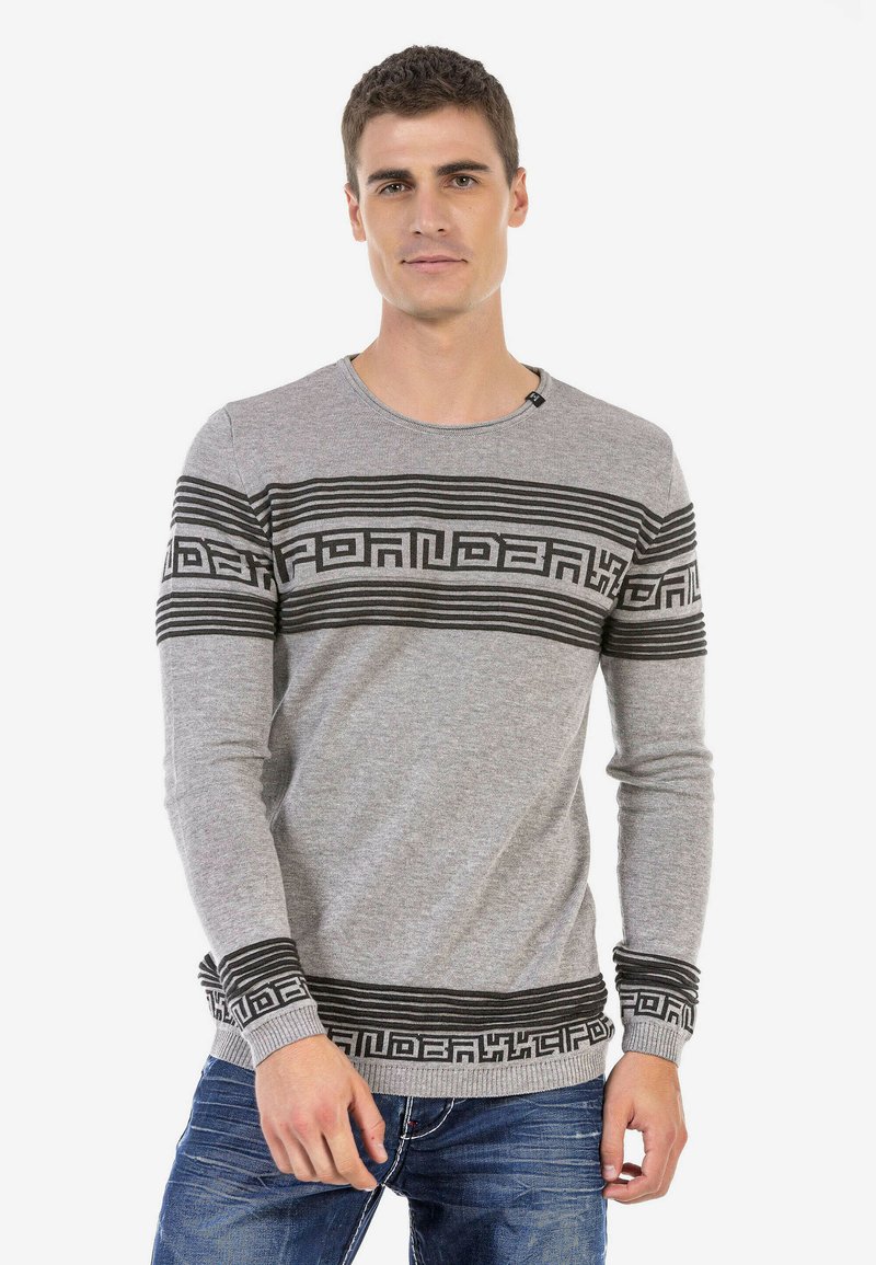 Grauer Langarmpullover aus Baumwolle, mit einem schwarzen geometrischen Muster über der Brust und kontrastierenden Rippbündchen sowie Saum.