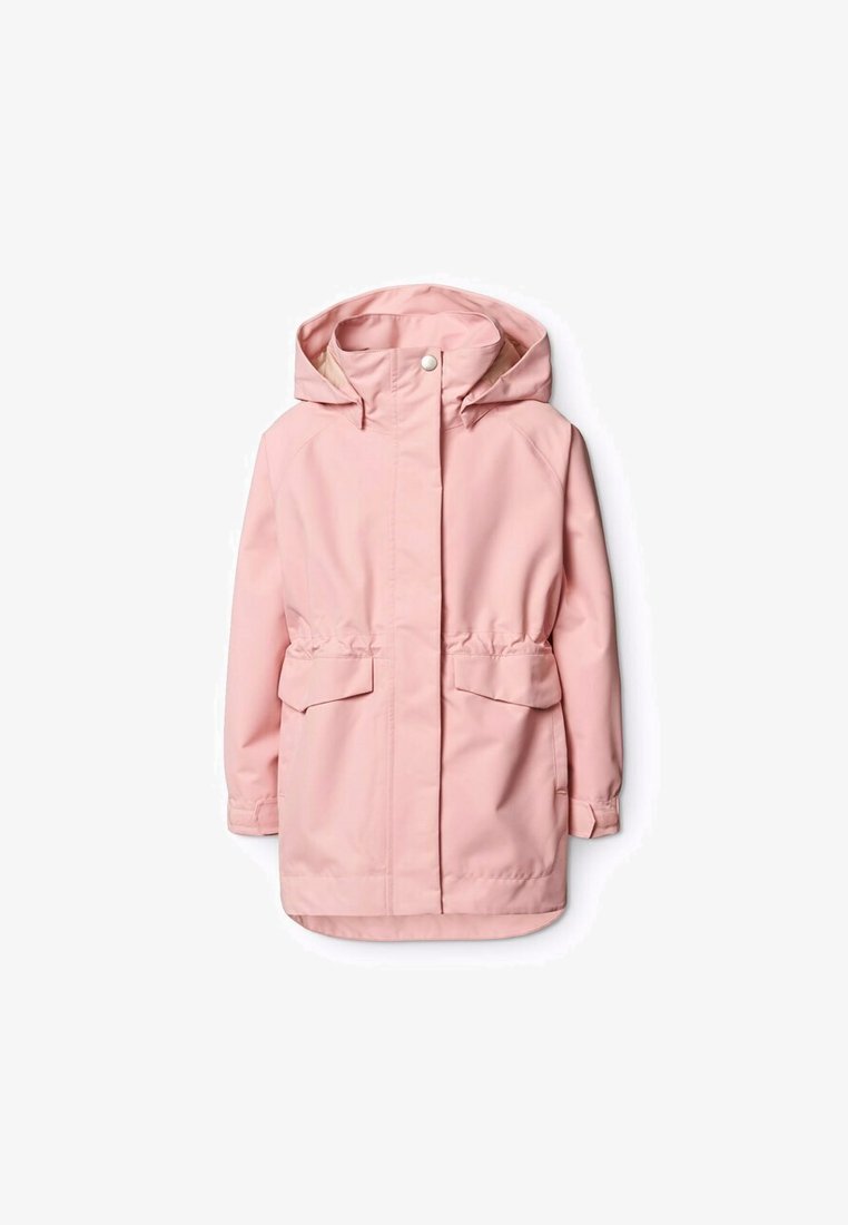 Giacca impermeabile rosa con cappuccio, vita regolabile con cordino, due tasche frontali e chiusura a snap. Materiale liscio e leggero con vestibilità comoda.