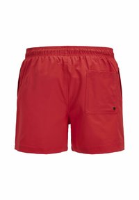 Røde badeshorts med elastisk talje, som har en enkelt baglomme og et glat, let stof.