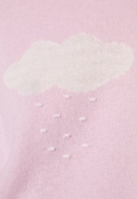 Helles rosa gestricktes Sweatshirt mit einem weißen Wolkenmuster und verstreuten Stickereien, die Regentropfen darstellen. Weicher Stoff, lässiger Stil.