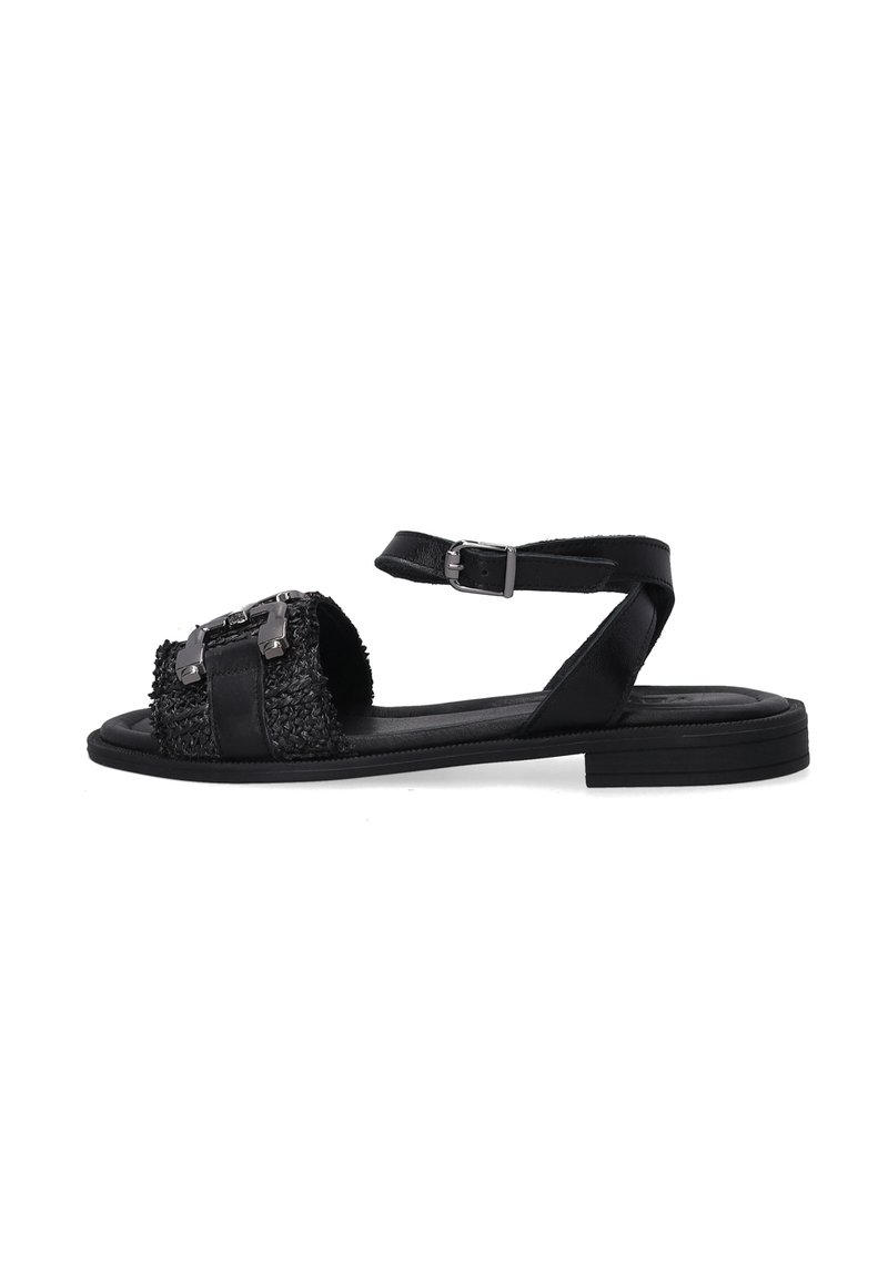 Schwarze Sandale mit einer strukturierten, geflochtenen Vorderseite, verstellbarem Knöchelriemen und einem eleganten Design. Mit metallischen Hardware-Accents. Flache Sohle.