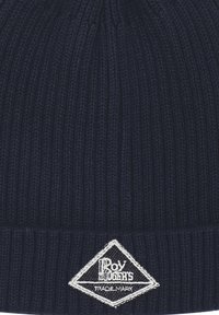 Beanie lavorato a maglia blu navy con texture a coste, caratterizzato da una toppa logo a forma di diamante in bianco e nero, cucita sul davanti.