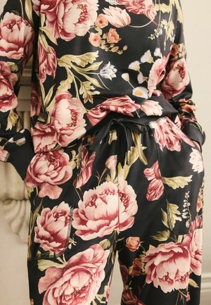Blomstret loungewear sæt med sort baggrund og store lyserøde pæon mønstre, struktureret stof og justerbar snorelinning.