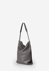 Borsa a tracolla in pelle grigia con un design morbido, texture liscia e una sola tracolla. Presenta una chiusura superiore con zip e una base a contrasto.