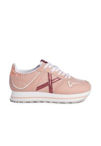 Sneaker in pelle rosa con accenti bianchi, design con lacci, trama perforata sui lati e dettagli metallici rossi sulla parte superiore. Suola in gomma.