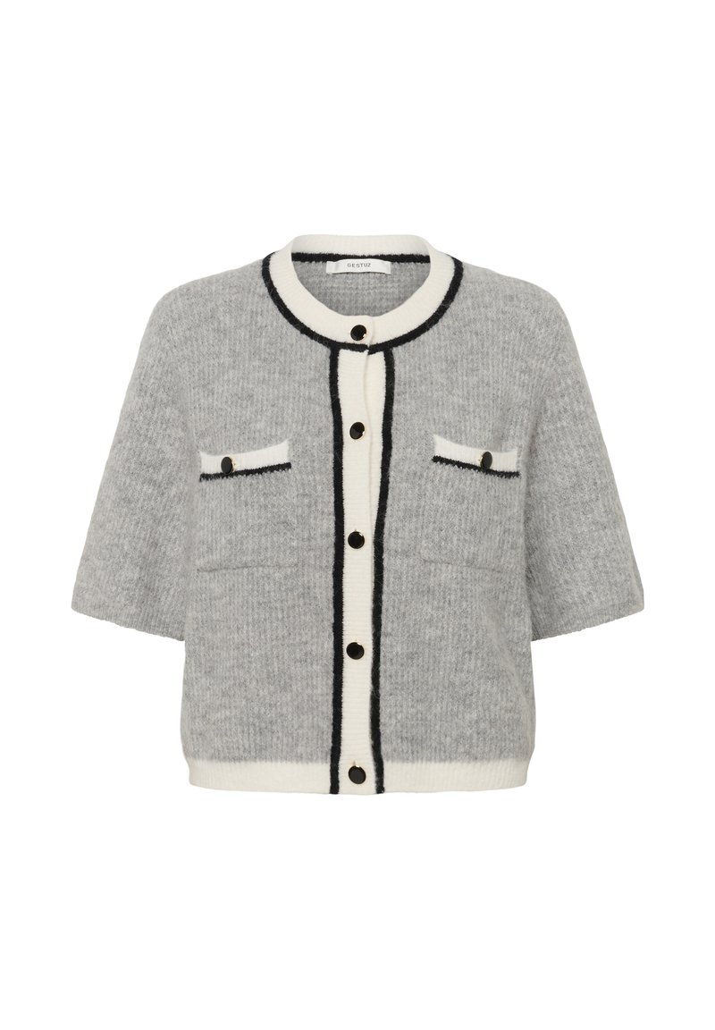 Cardigan gris en tricot avec manches courtes, boutons noirs et bordure blanche. Comprend deux poches avant soulignées de noir et un tissu texturé.