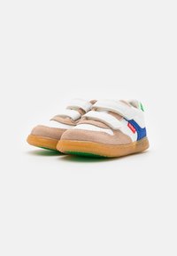 Baskets avec velcro, en suède beige, ornées de détails en cuir blanc et bleu, dotées d'une semelle en gomme.