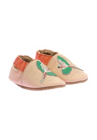 Zapatos de cuero en rosa con un acento naranja, que cuentan con bordados de pájaros verdes y rojos, forro de tela suave y una suela flexible.