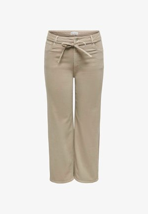 Beige bukser med vidde i benene, forlommer, bæltestropper, knaplukning og stofbælte bundet i taljen.