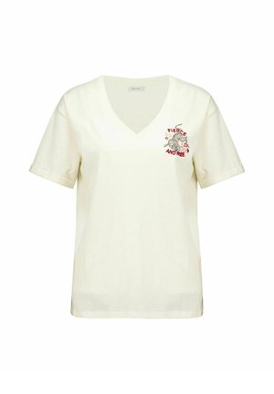 Crèmekleurig T-shirt met korte mouwen en V-hals met kleine luipaard- en bloemenafbeelding en tekst "Fierce and Free" op de bovenste linkerborst.
