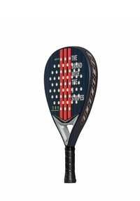 Padelracket met een donkerblauwe oppervlakte, rode verticale strepen en witte stippen. Beschikt over een gestructureerde grip en zilveren accenten aan de basis.