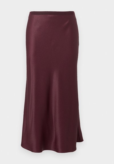 Σκούρα βουργουνδί σατέν μίντι φούστα με ελαφριά φουσκωτή γραμμή και διακριτική πλαϊνή σκισμή, με λείο ζωνάκι στη μέση.