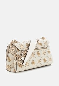 Beige håndtaske med guld logo mønster, glat tekstur, klaplukning og kædestrop. Har en lynlås lomme på siden.
