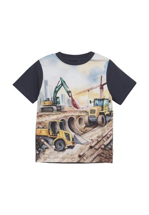Kurzarm-T-Shirt mit einem Druck von einer Baustelle, auf dem gelbe Bagger, ein grüner Bagger und Kräne vor einem hellblauen Himmel abgebildet sind.