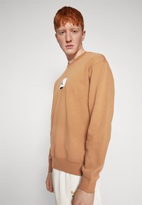 Jordan M J ESS STMT FLC CREW - Sweatshirt - legend dk brown