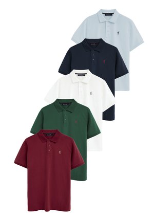 Cinque polo a maniche corte nei colori azzurro chiaro, blu navy, bianco, verde e bordeaux, ciascuna con un piccolo logo ricamato sul petto.