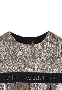 Robe dorée métallique avec une texture froissée, dotée d'une ceinture noire avec "KARL LAGERFELD" embossé en gras. Encolure ronde.