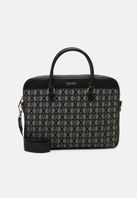 Sac fourre-tout structuré en toile grise avec des accents en cuir noir, présentant un motif de logo répétitif, des poignées supérieures doubles et une bandoulière amovible.
