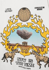 Biele tričko s grafickým dizajnom obsahujúcim guľu, plamene, kone a krajinu. Text zahŕňa "LIFE'S SO FAST" a "NOW IS THE TIME."