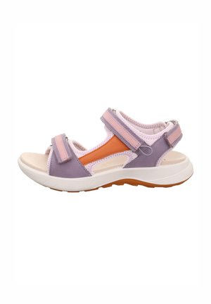 Lila und rosa Sandale mit verstellbaren Klettverschlussriemen, einer weißen Sohle und einem orangen Akzent. Verfügt über ein gepolstertes Fußbett und strukturierte Details.