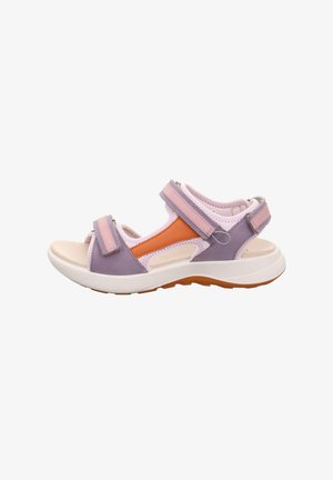 Lila und rosa Sandale mit verstellbaren Klettverschlussriemen, einer weißen Sohle und einem orangen Akzent. Verfügt über ein gepolstertes Fußbett und strukturierte Details.