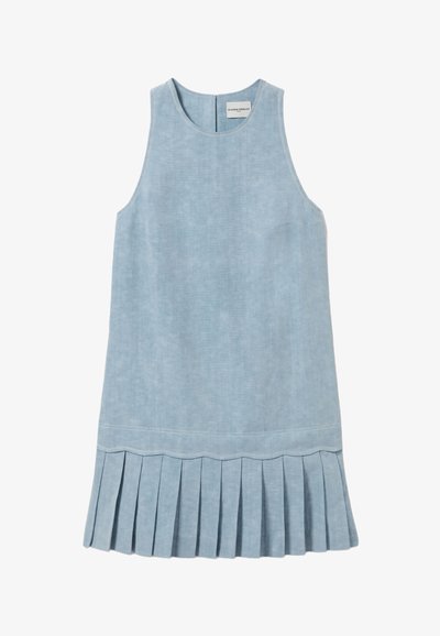 Robe sans manches bleu clair avec un col rond et un ourlet plissé. Fabriquée dans un tissu doux et texturé avec un léger éclat et sans quincaillerie visible.