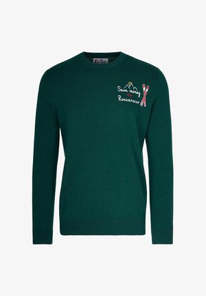 Maglione verde a maniche lunghe con testo ricamato "Risparmia soldi per Roccaraso", design montano, sole e skip rosso e bianco incrociati sul petto.
