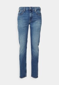 Blå denimjeans med slim fit, framknäppning med knapp och dragkedja, samt femficksdesign, visade mot en vit bakgrund.